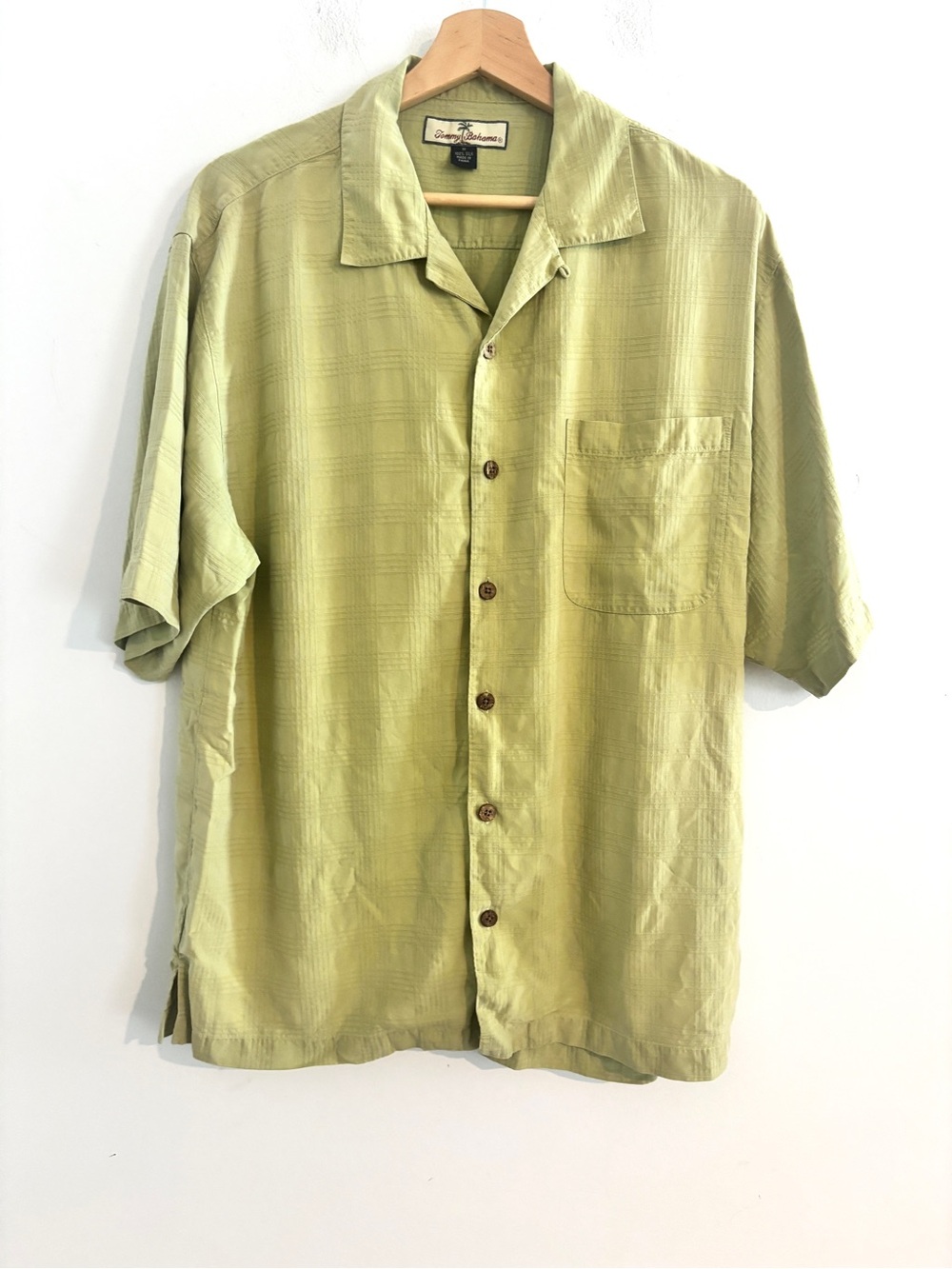 Tommy Bahama Size M 100% Silk Light Green Short Sleeve Button-Up Camp Shirt